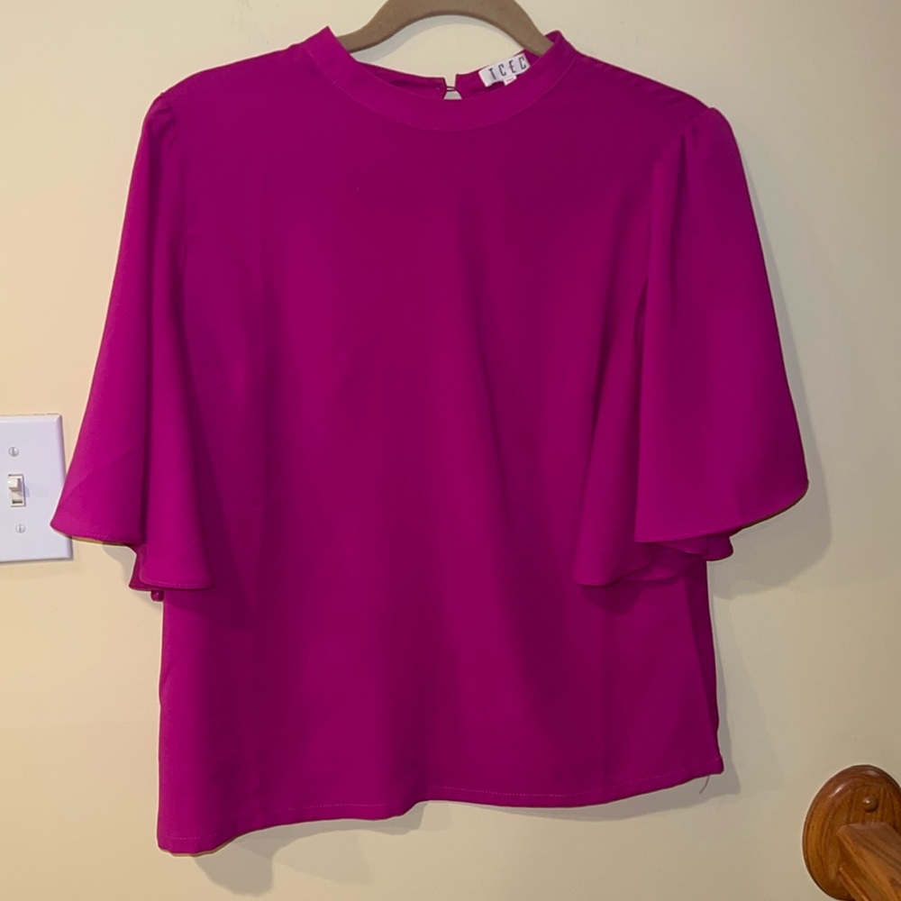 Women’s fashionable top size medium